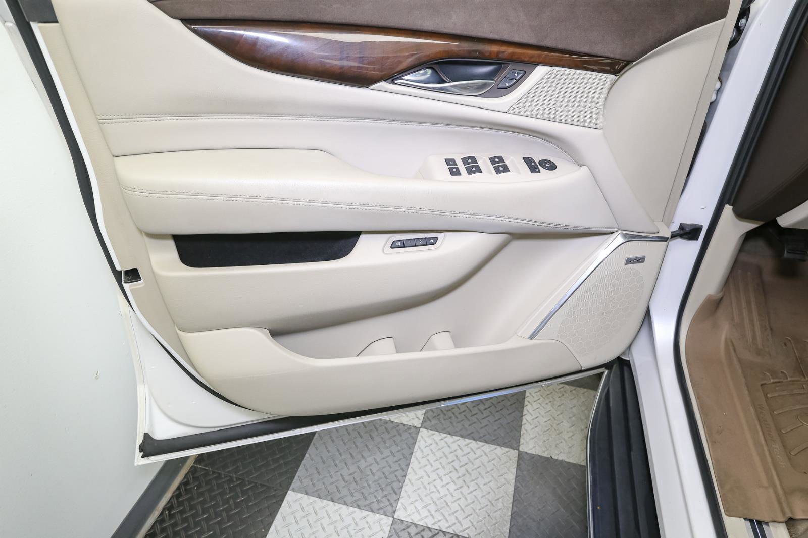 Used 2017 Cadillac Escalade Luxury image 44