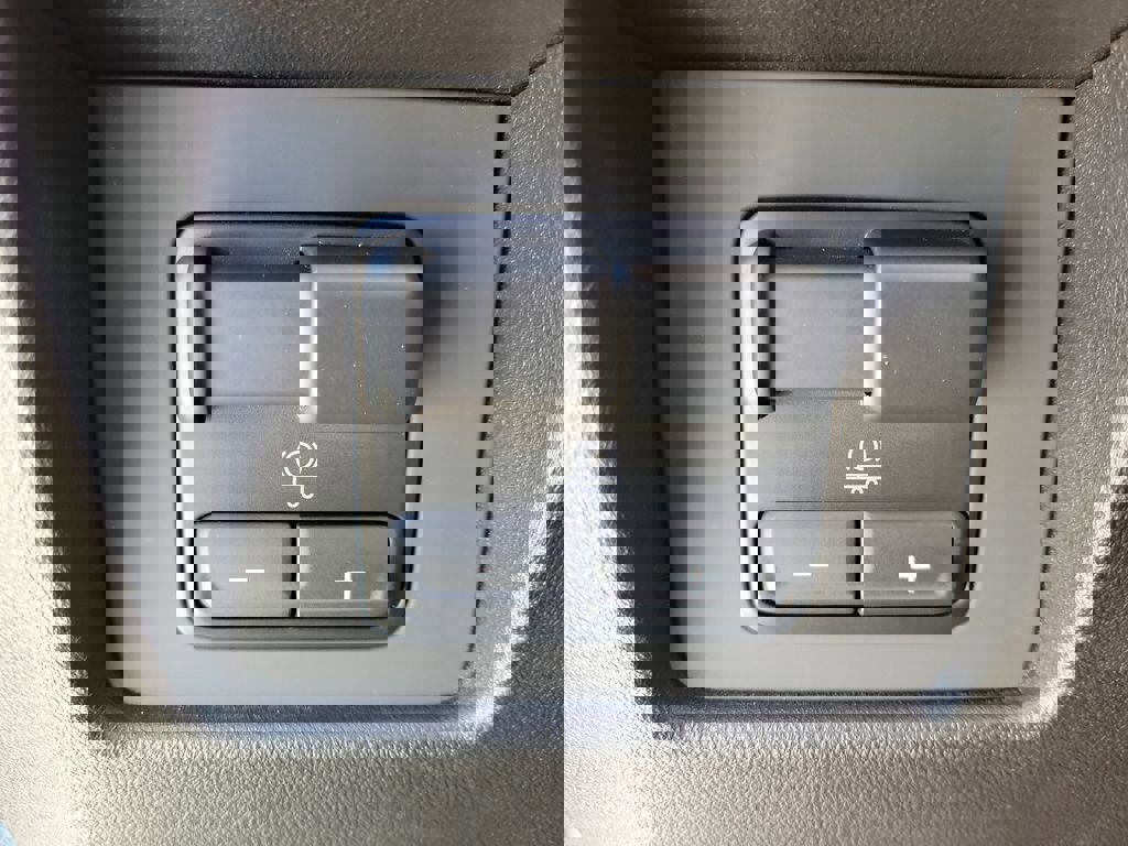 Used 2024 Chevrolet Colorado Z71 w/ Z71 Convenience Package 2 image 22