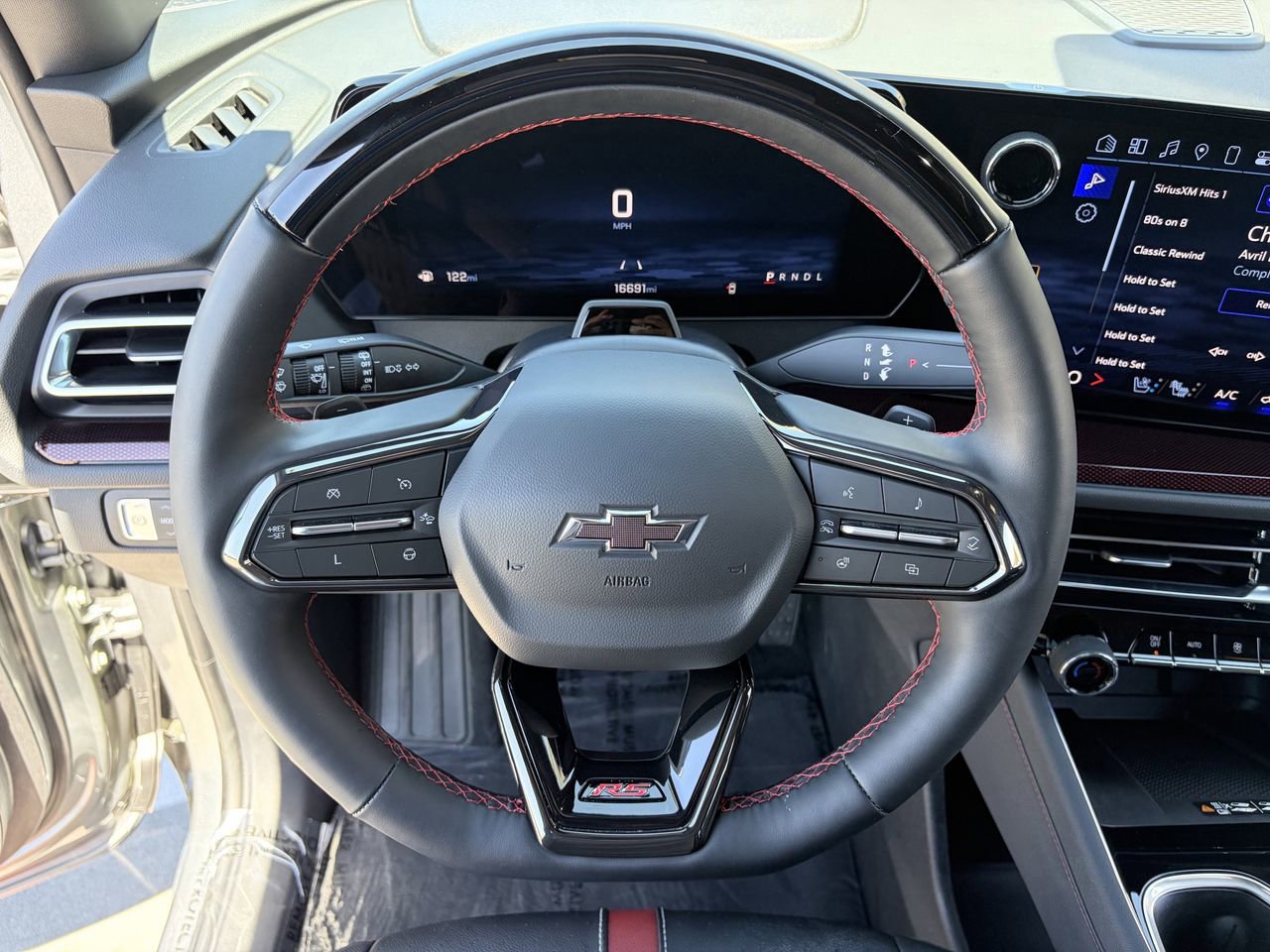 Used 2025 Chevrolet Traverse RS FWD image 23