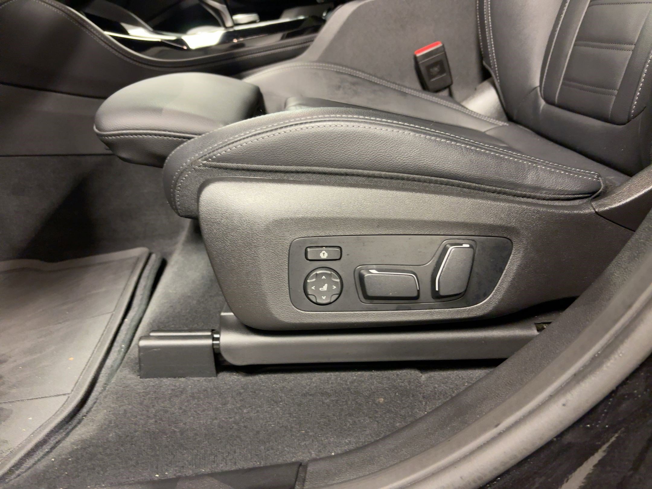 Certified 2025 BMW X4 xDrive30i w/ Premium Package image 13