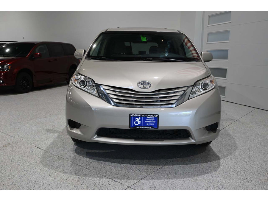 Used 2015 Toyota Sienna LE FWD image 4