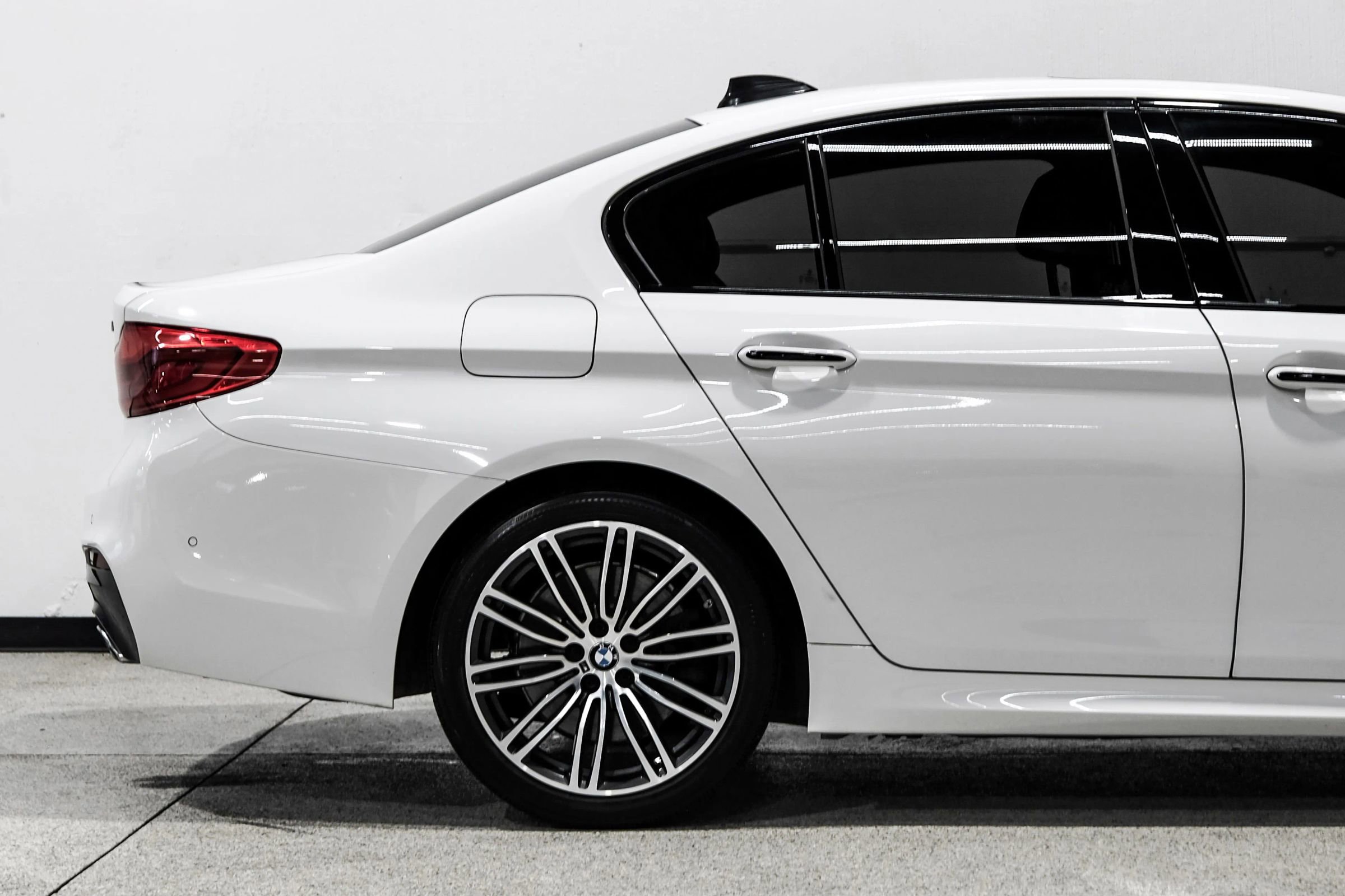 Used 2018 BMW 540i w/ M Sport Package RWD image 6