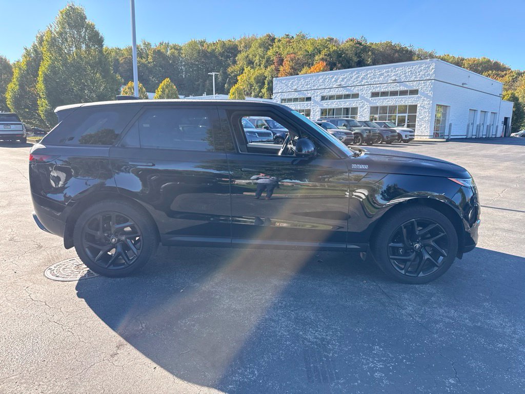 Used 2025 Land Rover Range Rover Sport SE AWD/4WD image 7