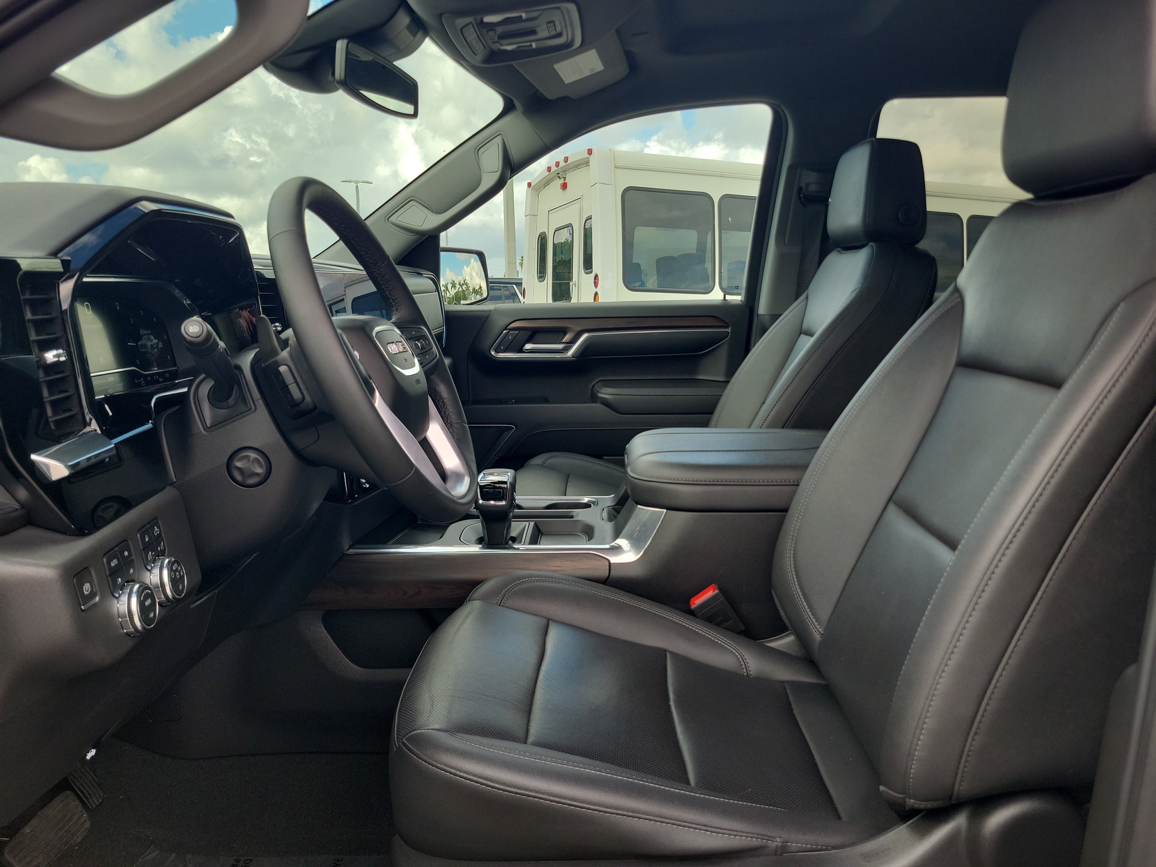 Used 2023 GMC Sierra 1500 SLT w/ SLT Premium Package AWD/4WD image 11