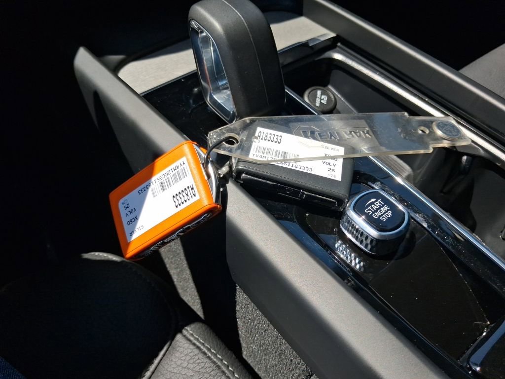 Used 2025 Volvo XC60 B5 Plus image 24