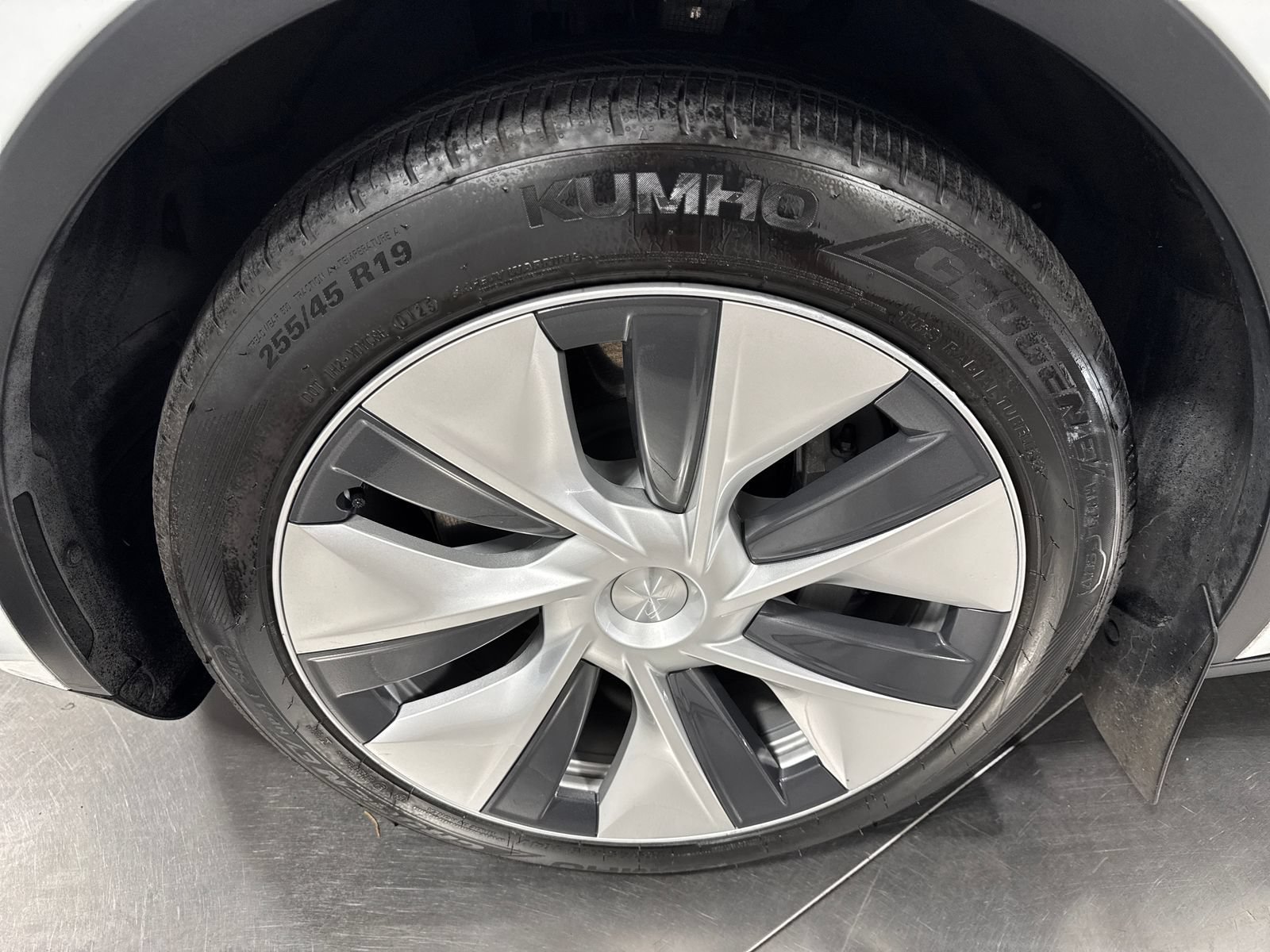 Used 2021 Tesla Model Y Long Range AWD/4WD image 2