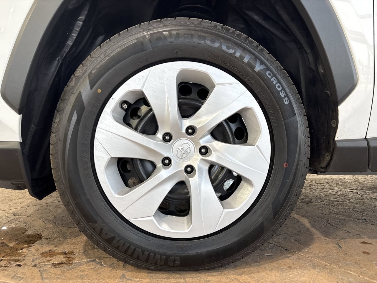 Used 2019 Toyota RAV4 LE FWD image 10