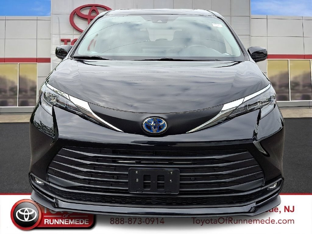 Used 2025 Toyota Sienna XLE FWD image 2