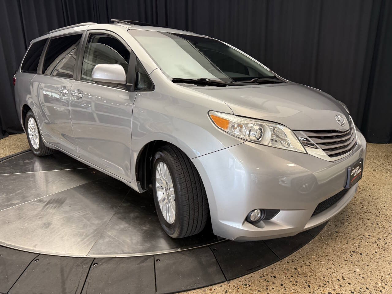 Used 2015 Toyota Sienna XLE w/ XLE Navigation Package FWD image 10