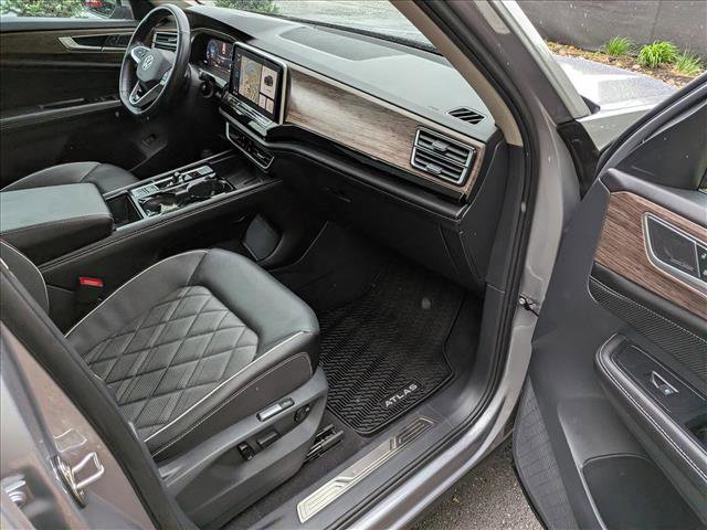Certified 2025 Volkswagen Atlas SEL Premium R-Line AWD/4WD image 11