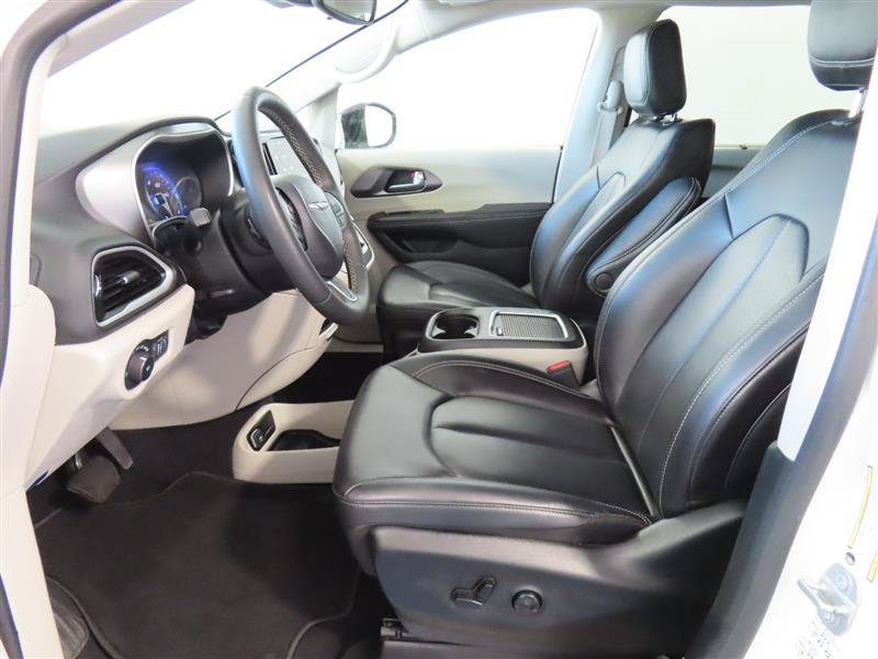 Used 2024 Chrysler Pacifica Touring-L FWD image 16