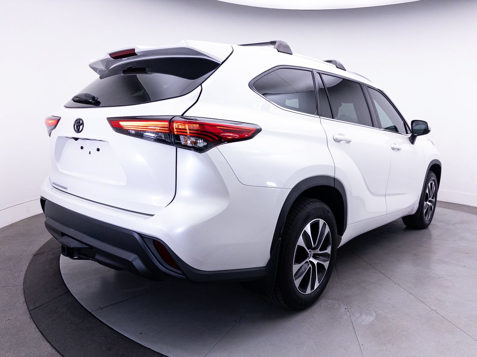 Used 2021 Toyota Highlander XLE AWD/4WD image 17