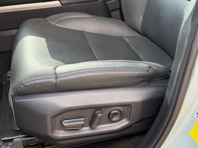 Used 2025 Toyota Tundra Limited AWD/4WD image 29