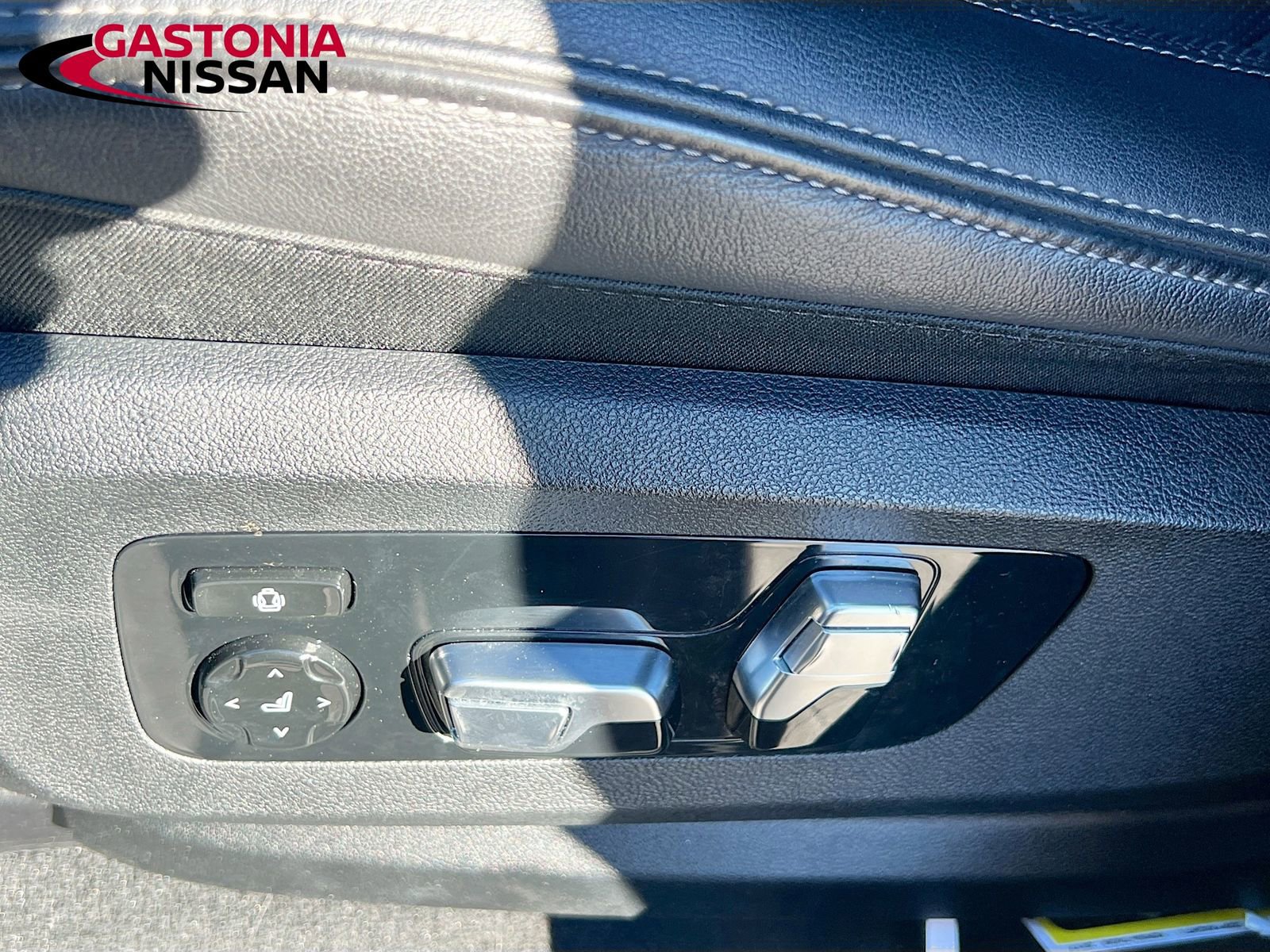 Used 2023 BMW X6 M50i w/ Executive Package image 26