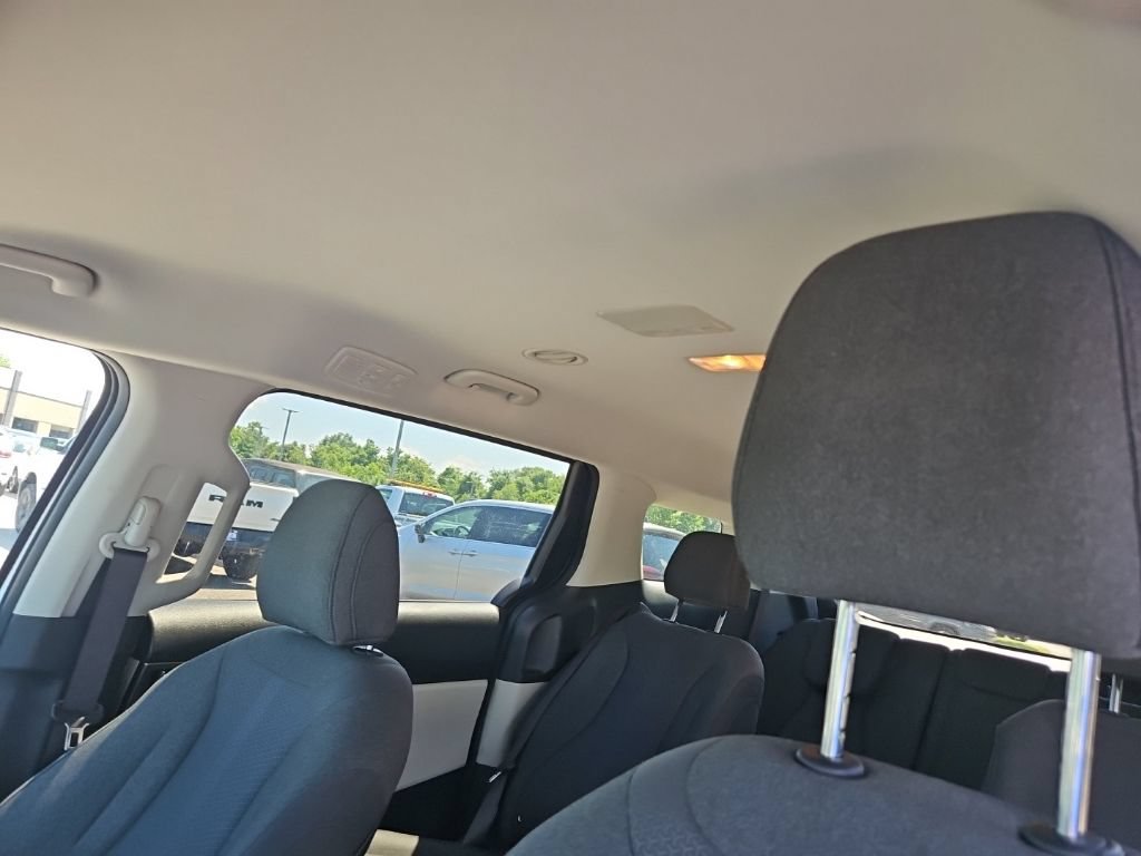 Used 2024 Kia Carnival LX FWD image 17