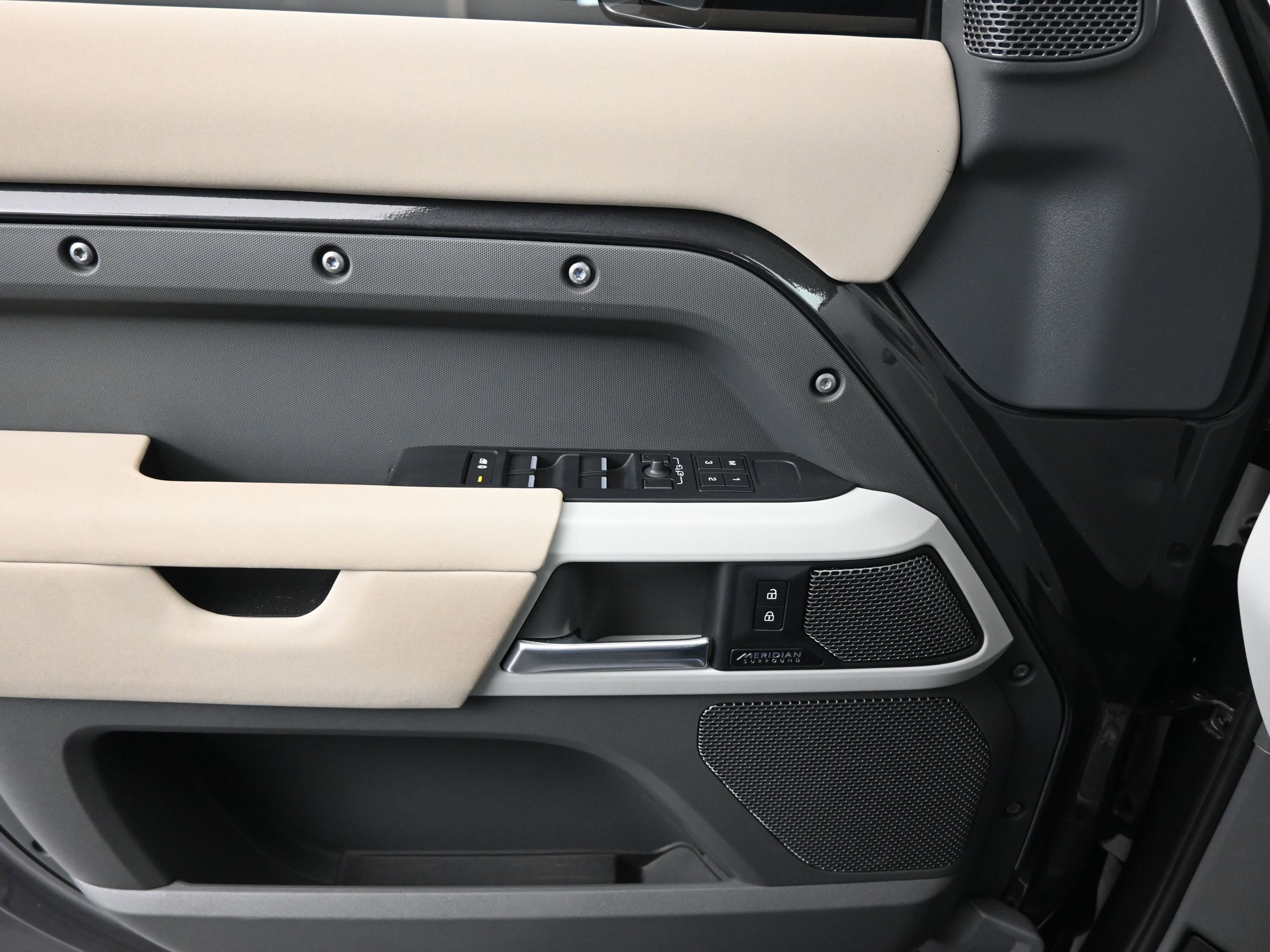 Used 2023 Land Rover Defender 110 X-Dynamic SE image 12