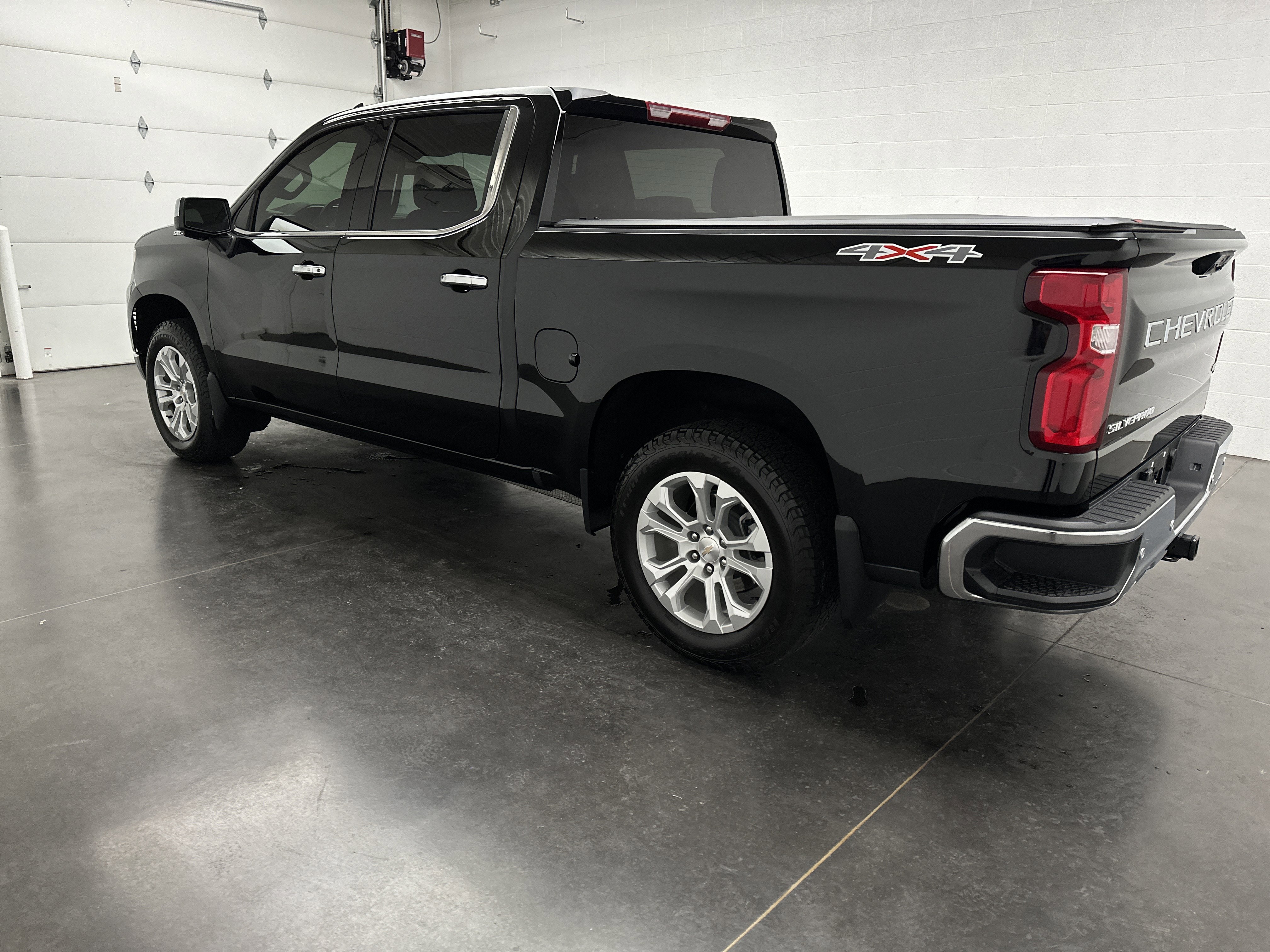 Used 2023 Chevrolet Silverado 1500 LTZ AWD/4WD image 7