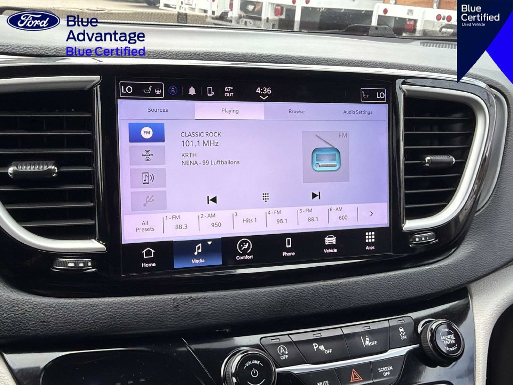 Used 2023 Chrysler Pacifica Touring-L FWD image 27