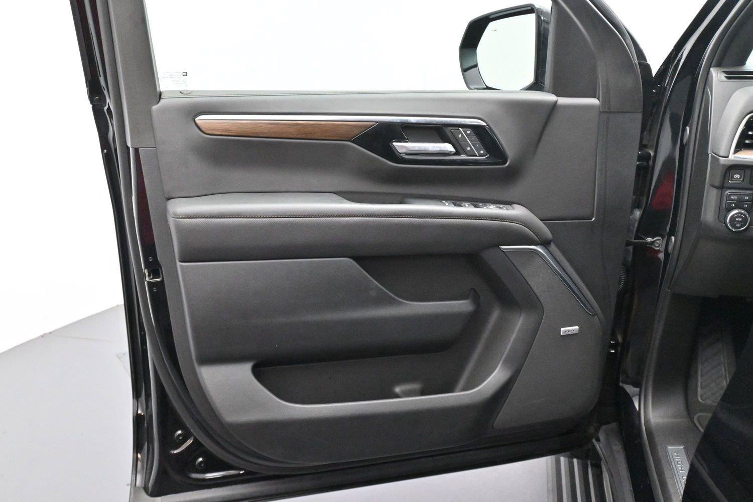 Used 2025 Chevrolet Suburban High Country AWD/4WD image 12