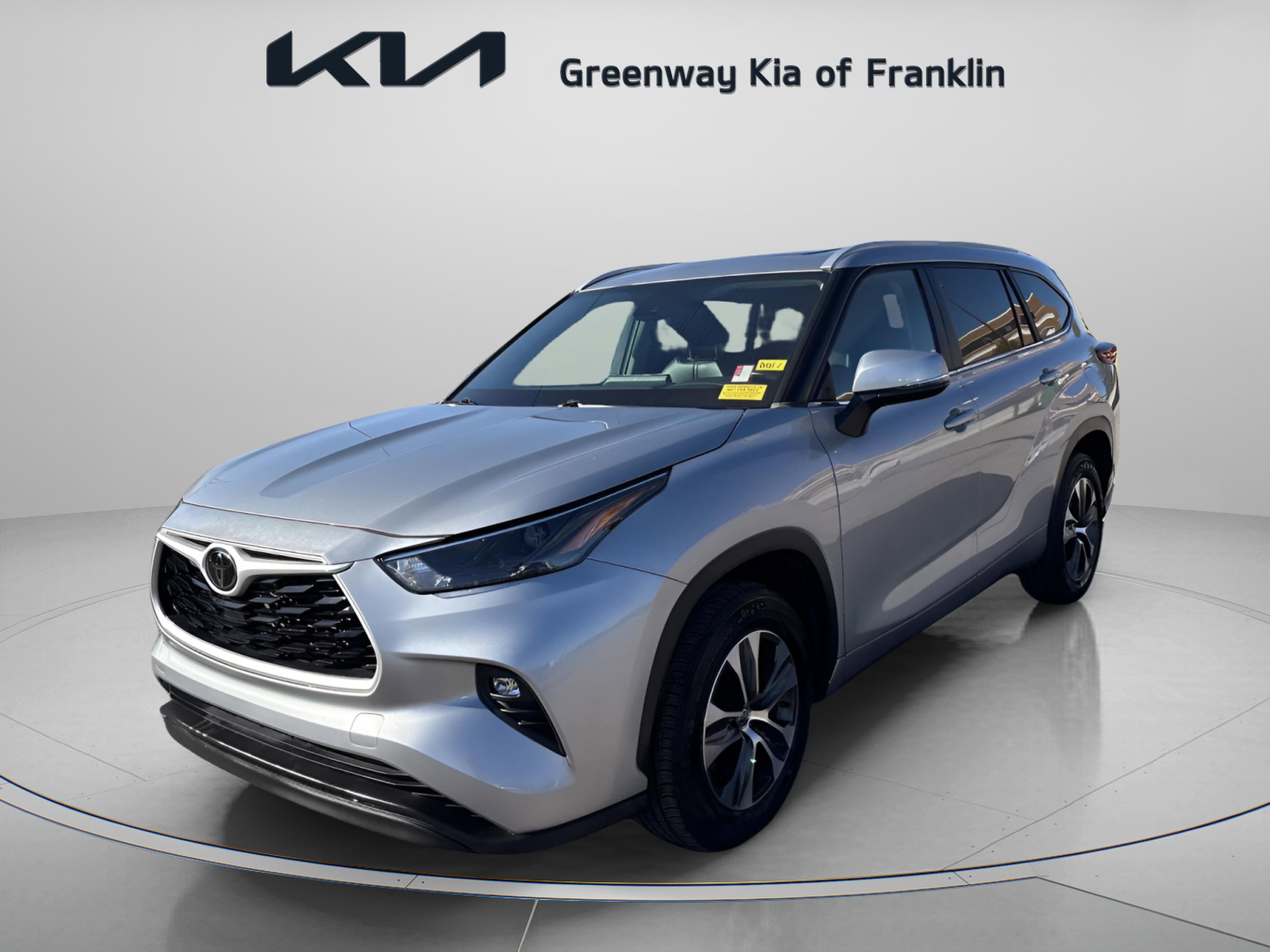 Used 2023 Toyota Highlander XLE image 3