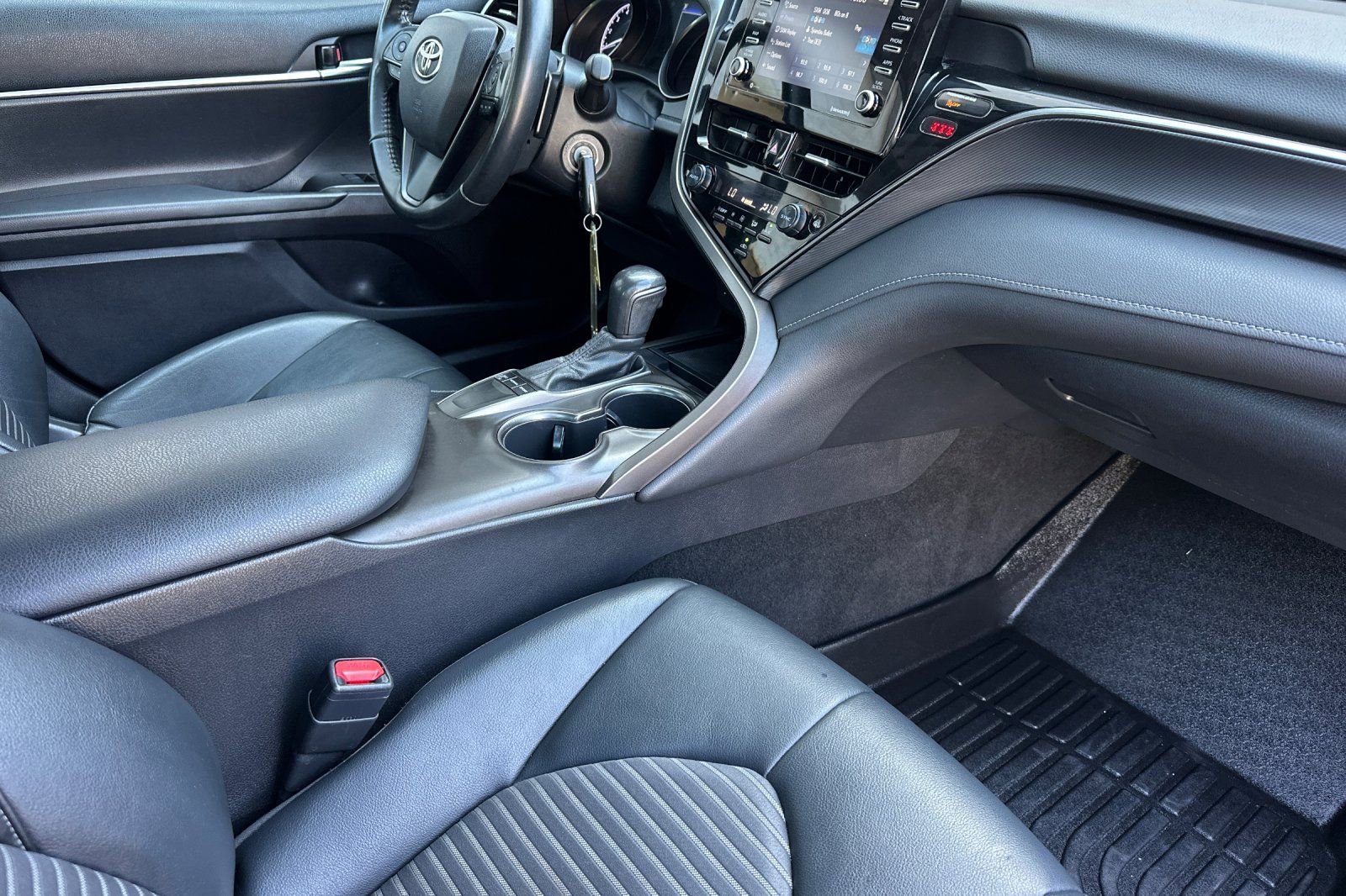 Used 2022 Toyota Camry SE FWD image 12