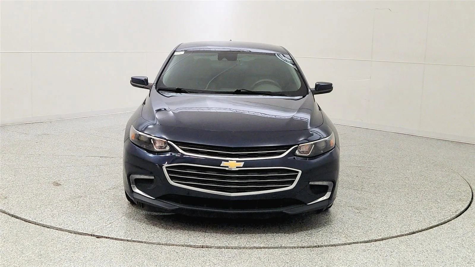 Used 2018 Chevrolet Malibu Hybrid w/ Driver Confidence Package image 2