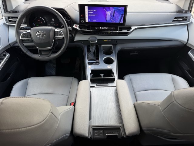 Used 2025 Toyota Sienna XLE FWD image 11
