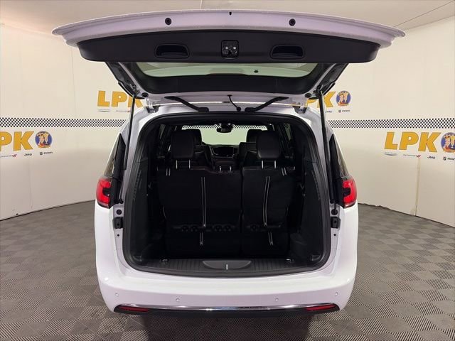 New 2026 Chrysler Pacifica Limited FWD image 4