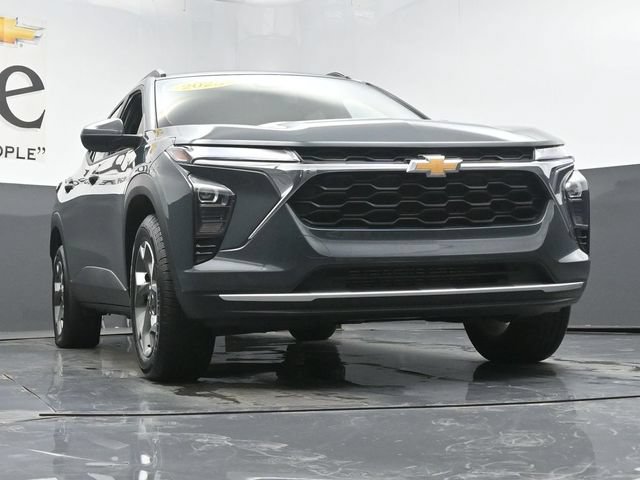 Used 2025 Chevrolet Trax LT FWD image 3