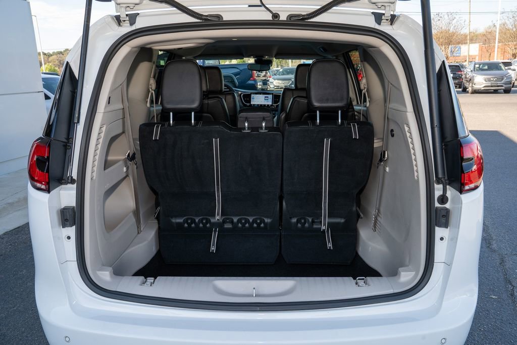 Used 2024 Chrysler Pacifica Touring-L image 5