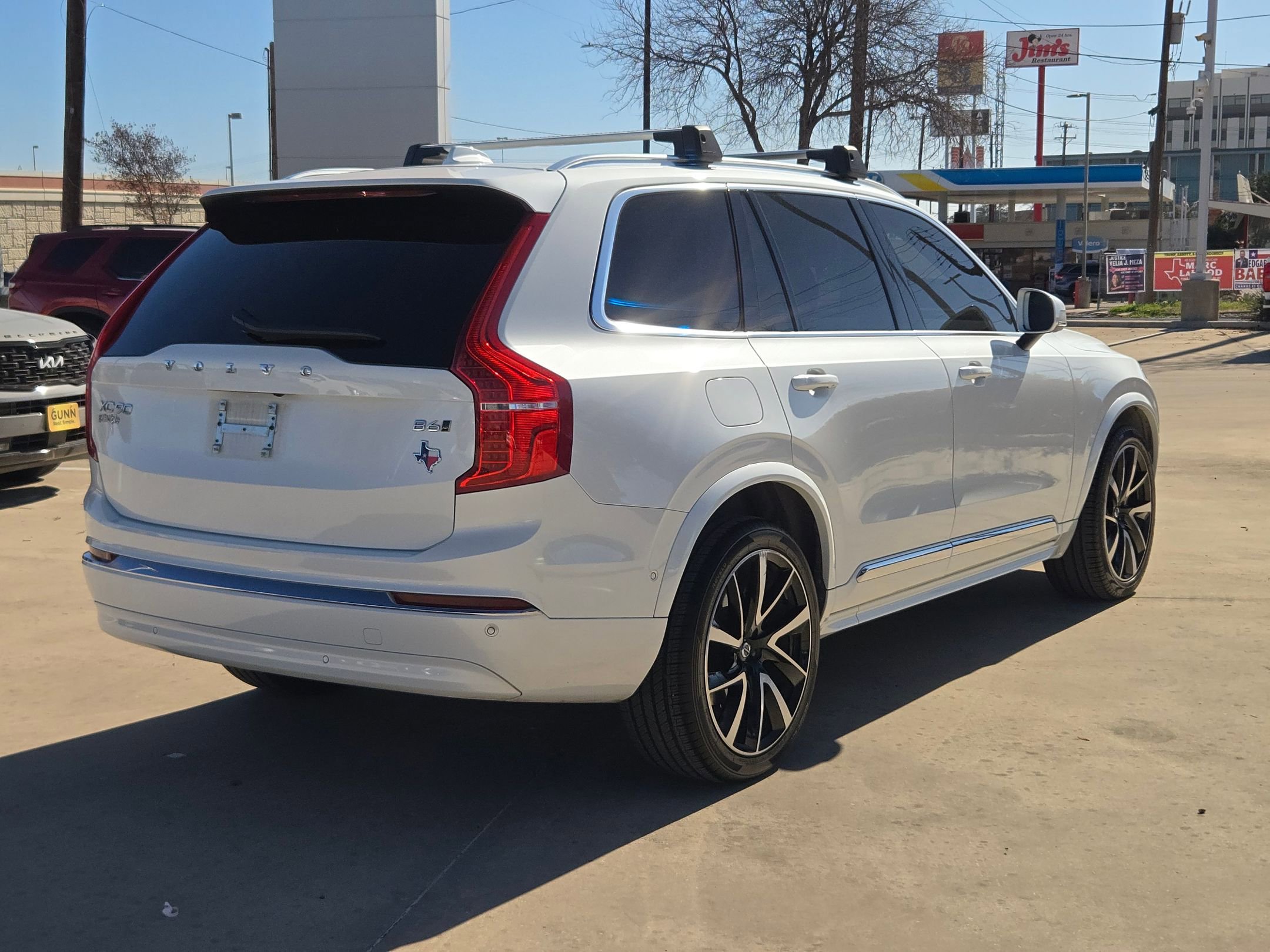 Used 2023 Volvo XC90 B6 Plus image 3