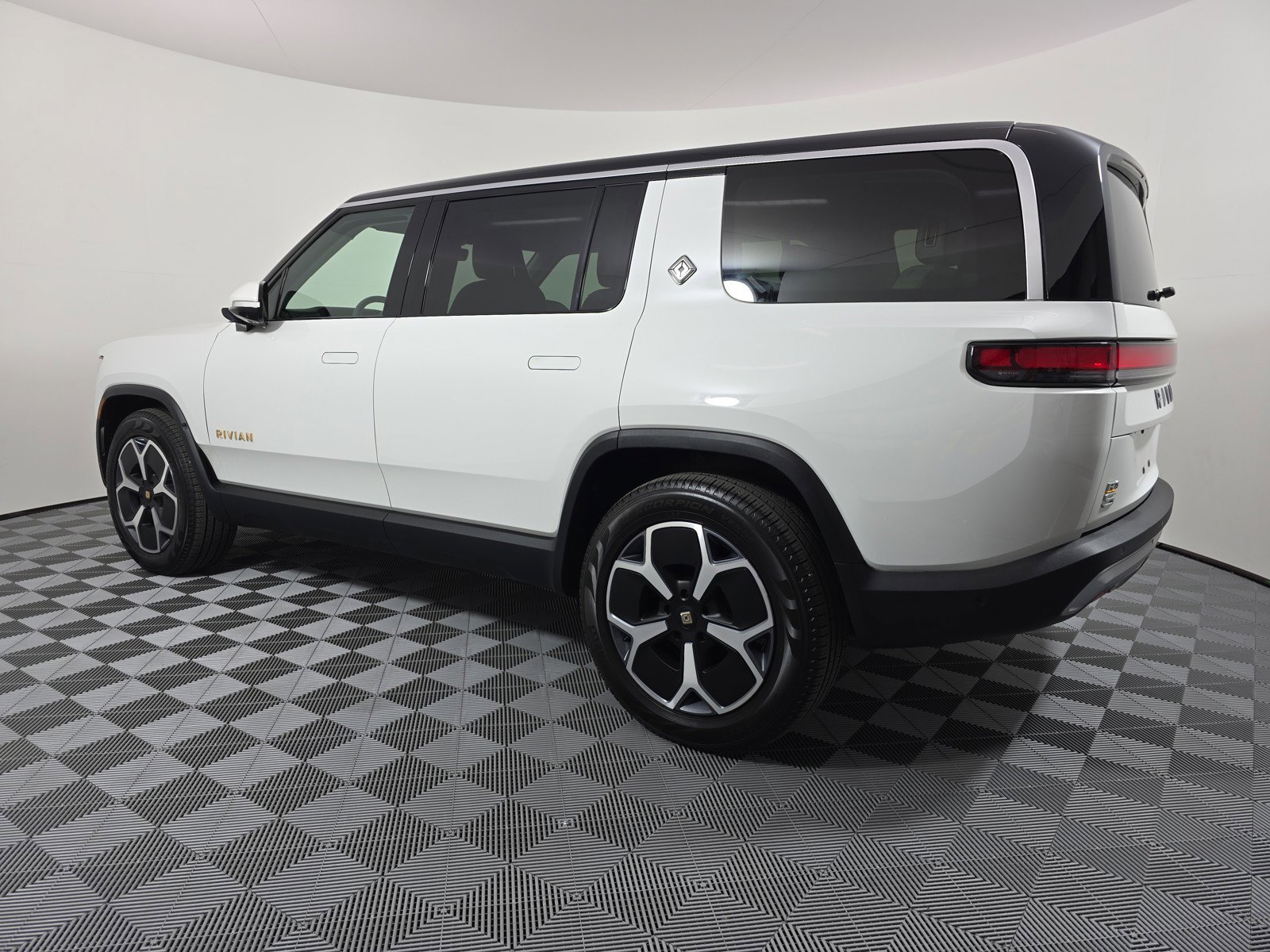 Used 2024 Rivian R1S Adventure AWD/4WD image 3
