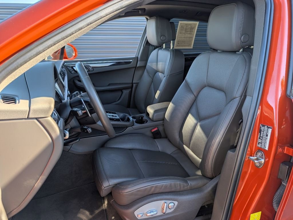 Certified 2024 Porsche Macan image 5
