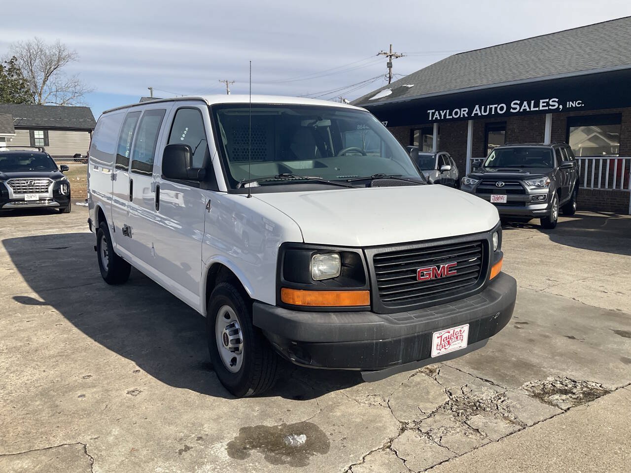 Used 2015 GMC Savana 2500 RWD image 1