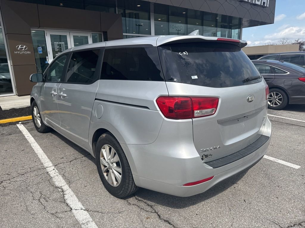 Used 2017 Kia Sedona LX image 3