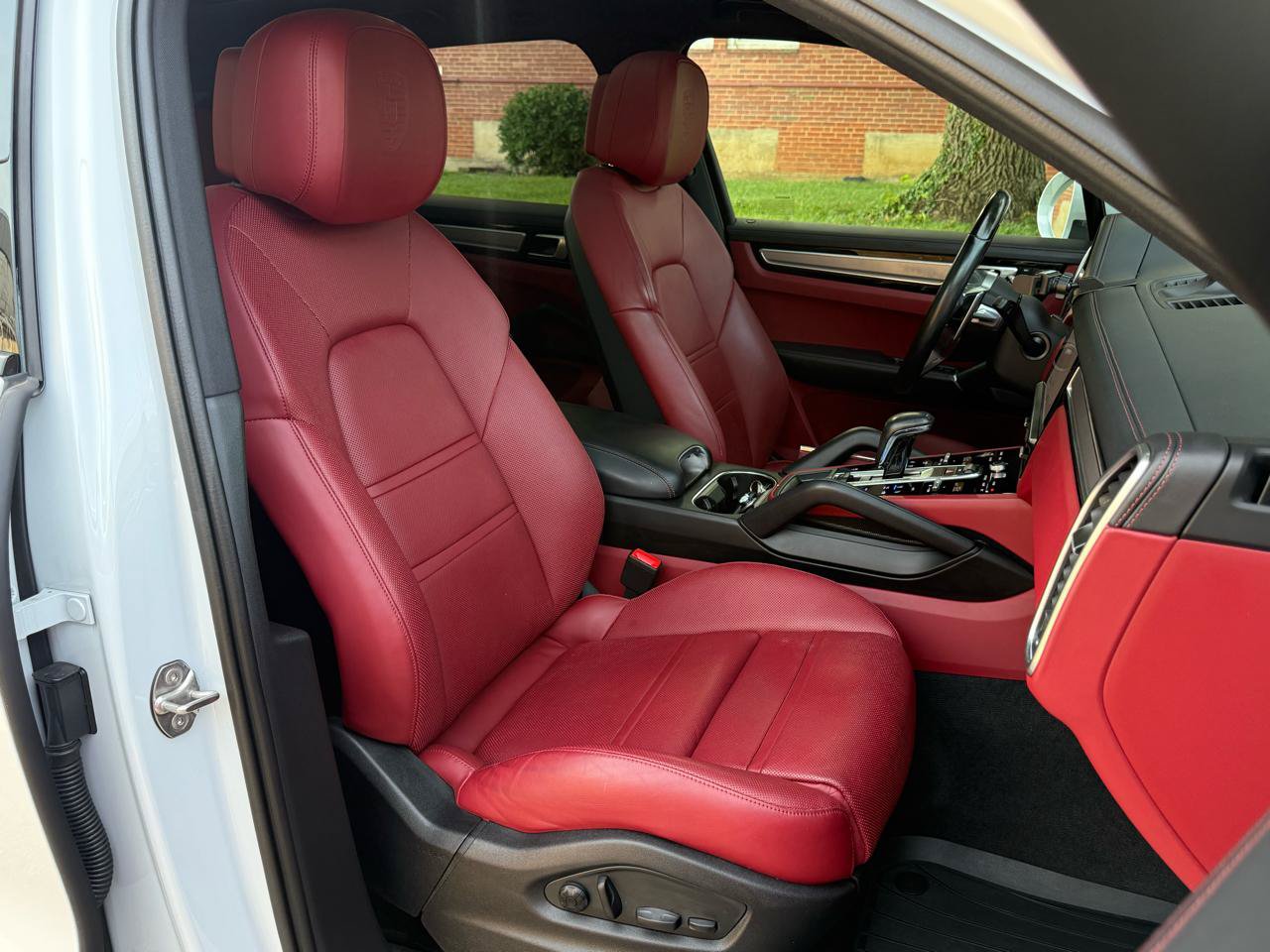 Used 2022 Porsche Cayenne Platinum Edition AWD/4WD image 24