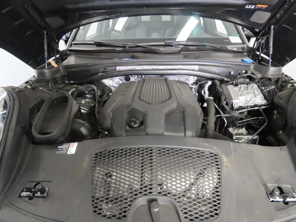 Certified 2025 Porsche Macan AWD/4WD image 49