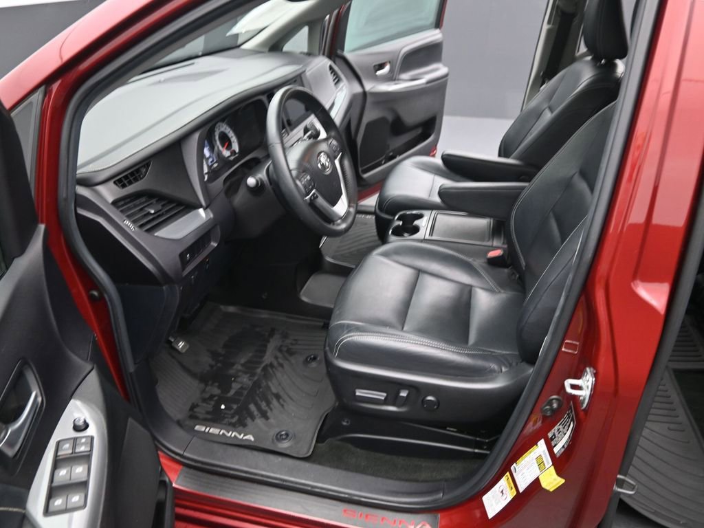 Used 2015 Toyota Sienna SE image 10