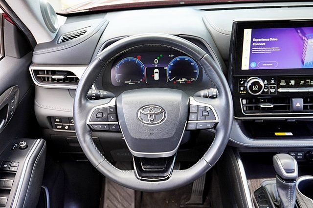 Used 2023 Toyota Highlander Limited FWD image 31