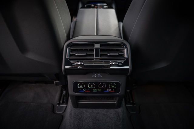 Used 2025 BMW M5 w/ Executive Package image 56