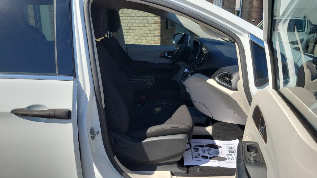 Used 2020 Chrysler Voyager L FWD image 18
