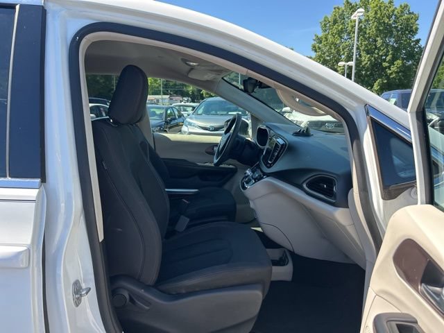 Used 2017 Chrysler Pacifica Touring FWD image 18
