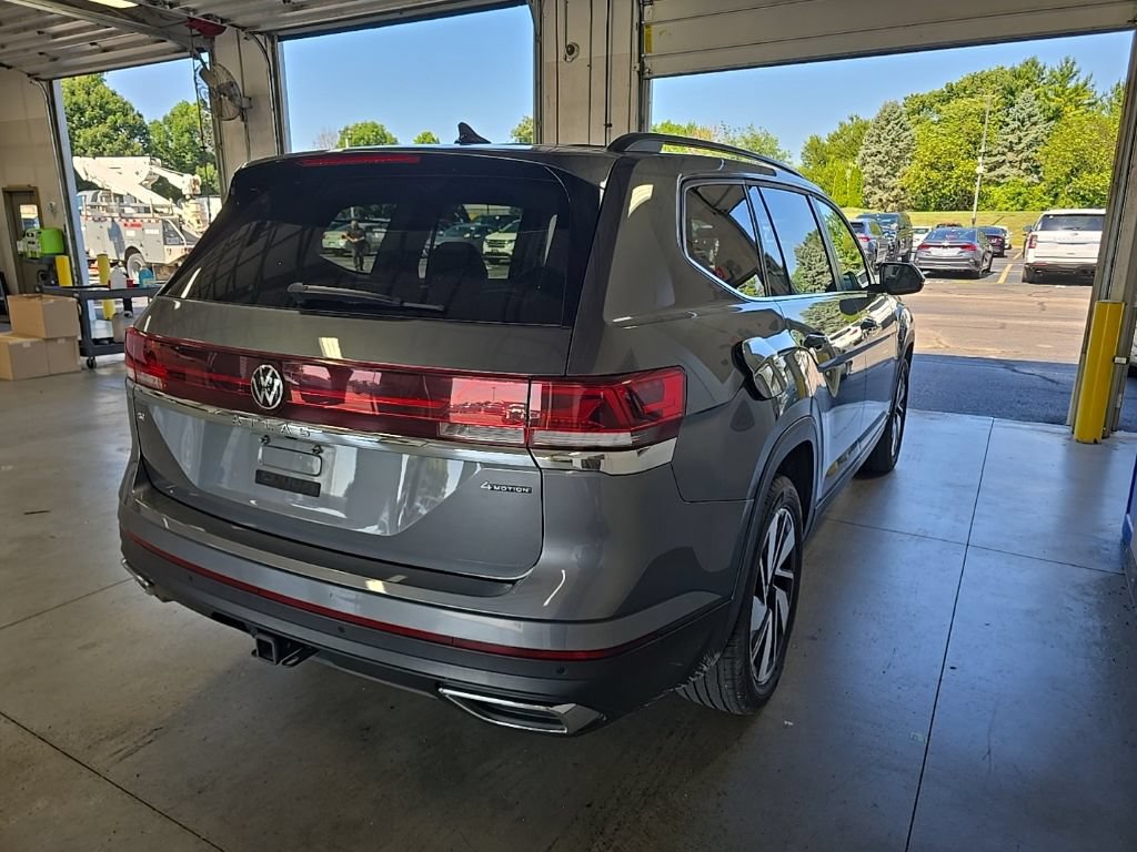 Used 2024 Volkswagen Atlas SE AWD/4WD image 4