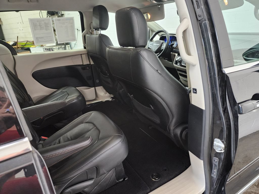 Used 2017 Chrysler Pacifica Touring-L FWD image 29