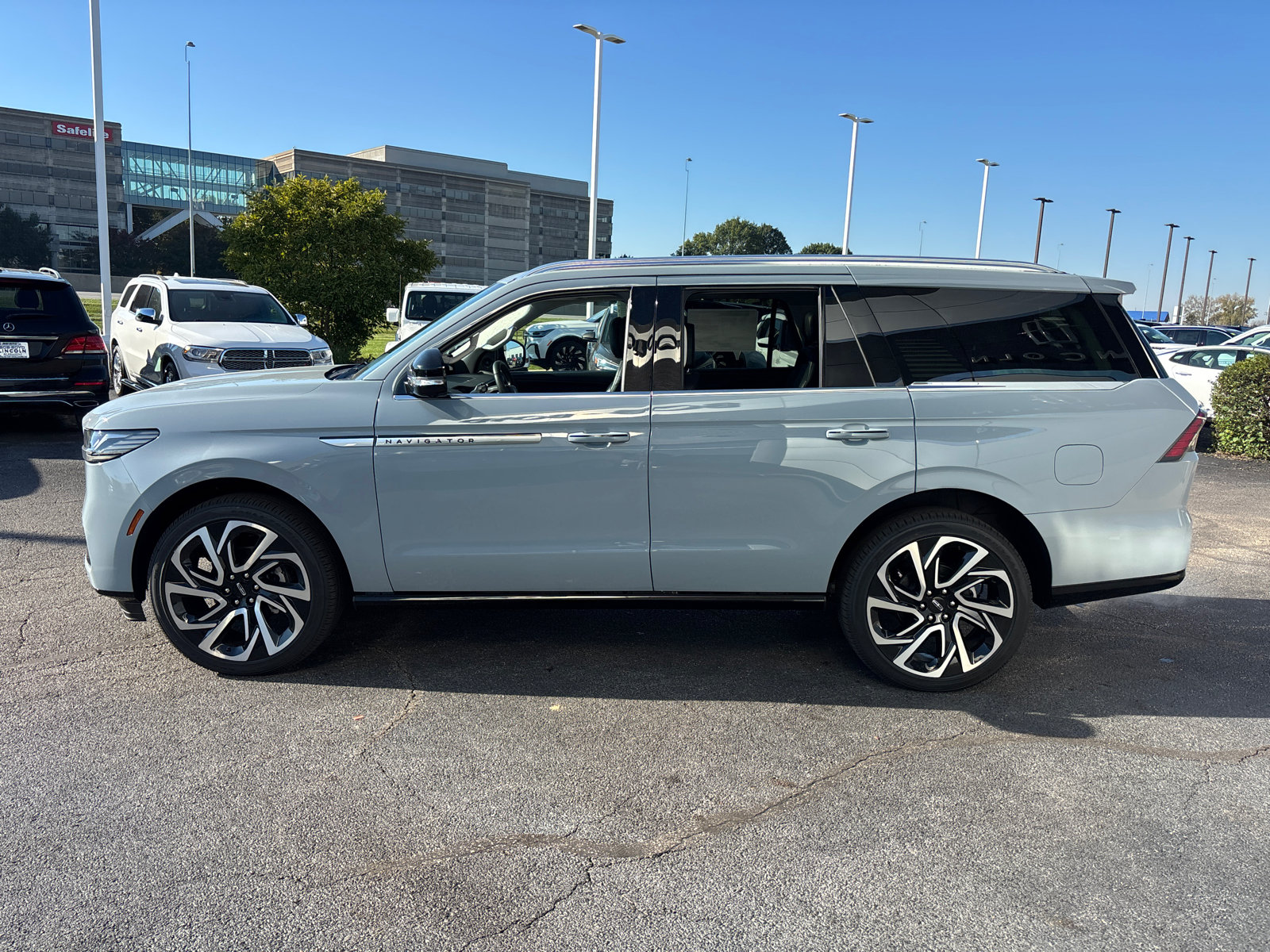 New 2027 Lincoln Navigator Reserve AWD/4WD image 4