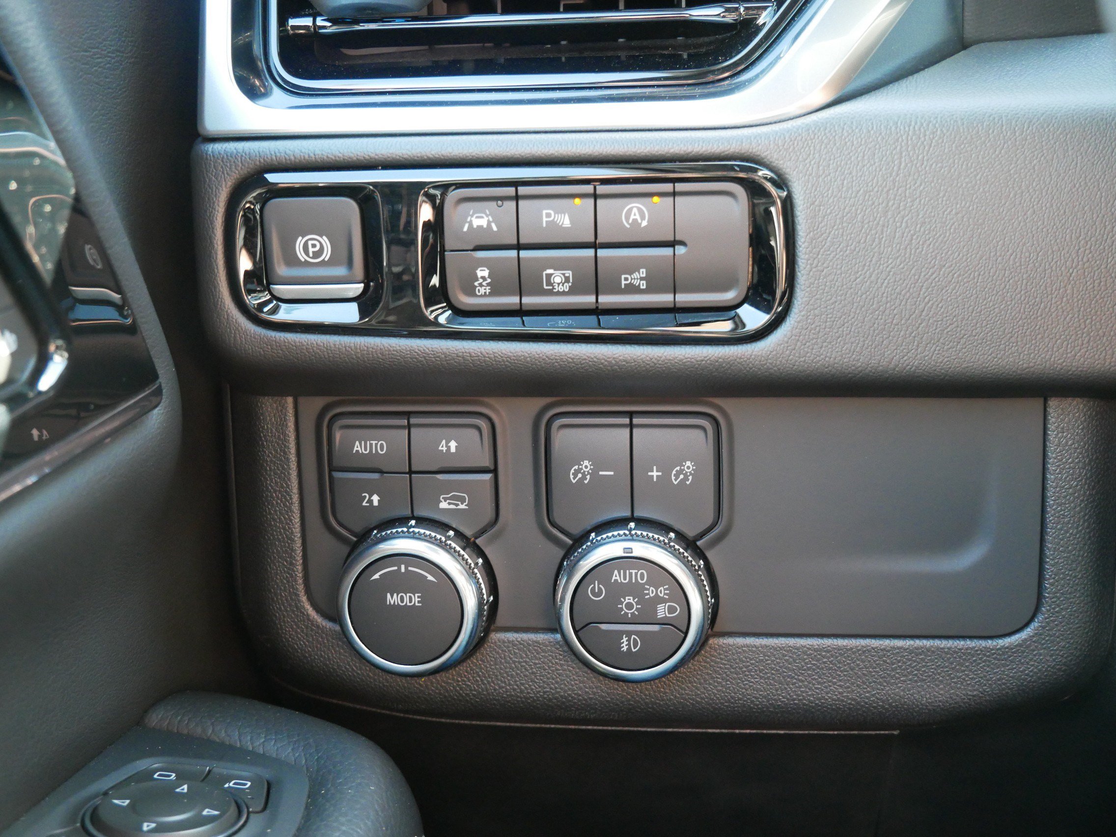 Used 2025 GMC Yukon XL Denali w/ Sun & Power Step Package AWD/4WD image 25