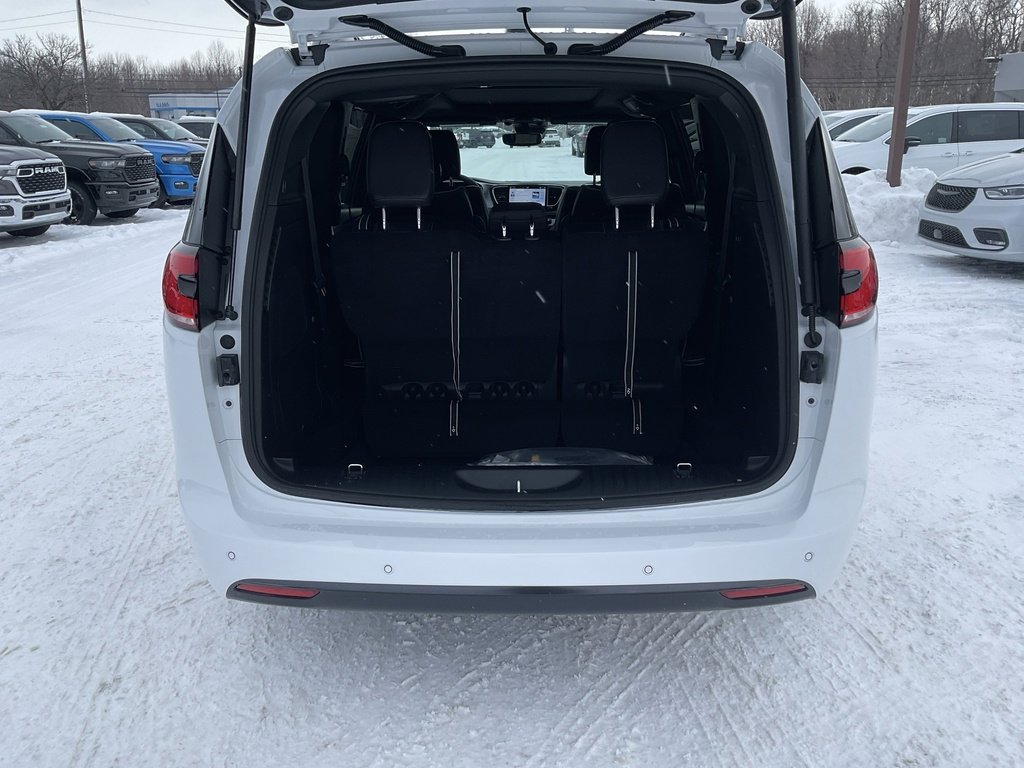 New 2026 Chrysler Pacifica Limited w/ Uconnect Theater Family Group image 16