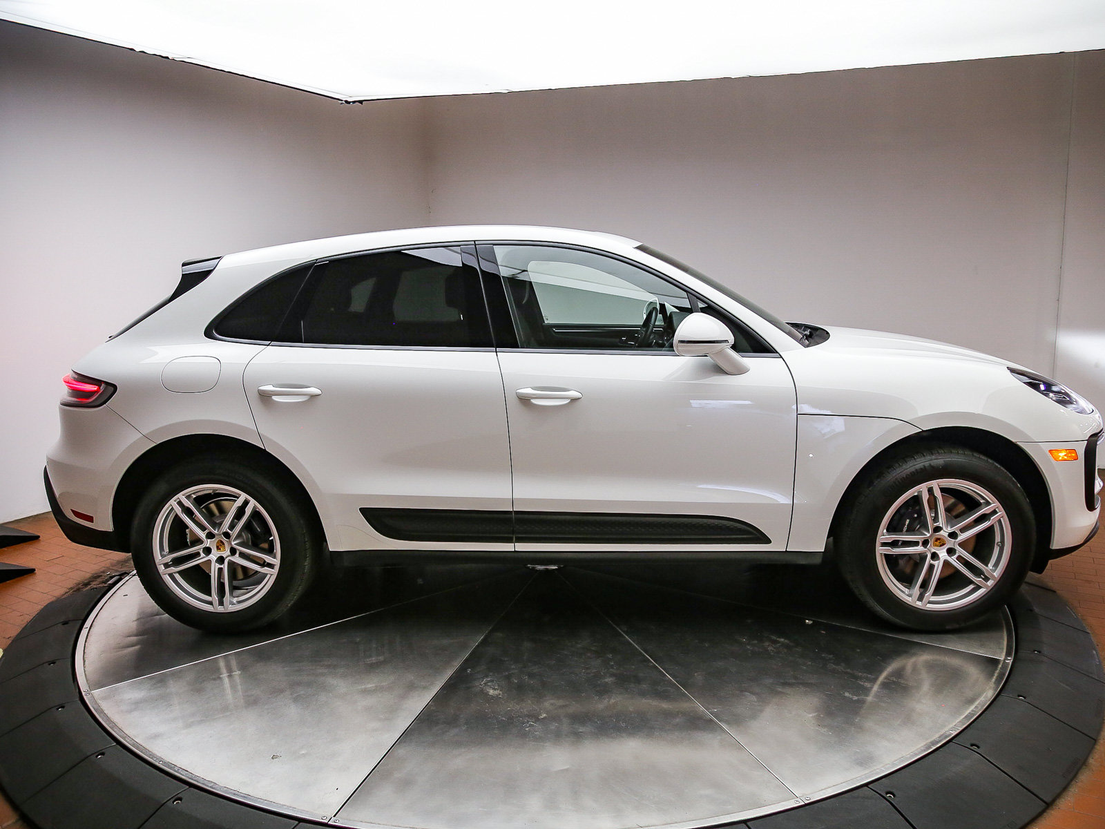 Certified 2024 Porsche Macan AWD/4WD image 5