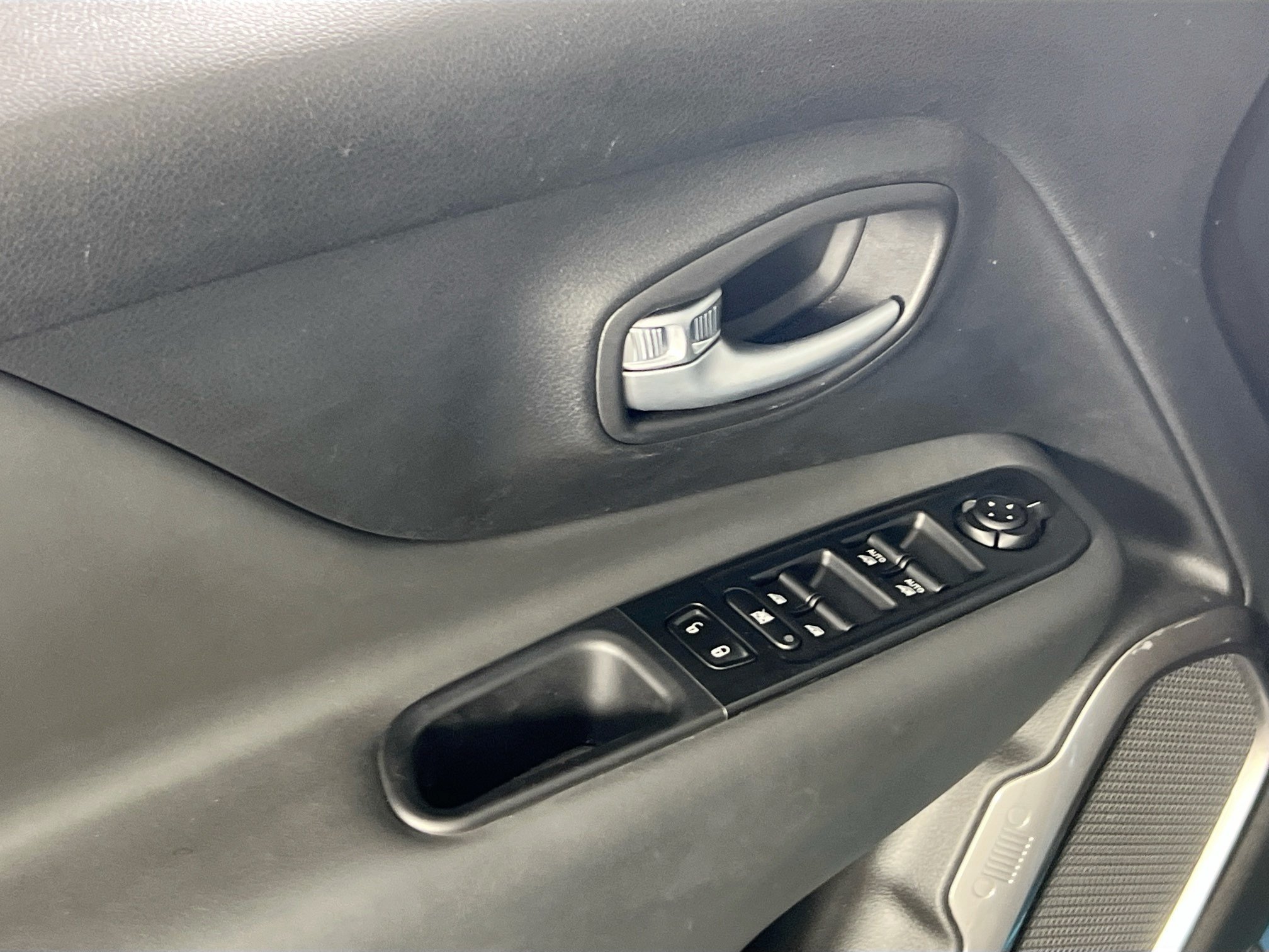 Used 2022 Jeep Renegade Latitude w/ Convenience Group AWD/4WD image 18