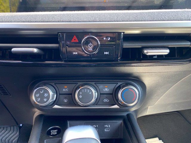 Used 2025 Nissan Kicks SV AWD/4WD image 23